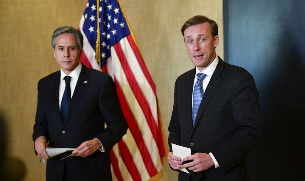 US Secretary of State Antony Blinken (L) and National Security Adviser Jake Sullivan (R) address the media after closed-door talks between the US and China in Anchorage, Alaska, 19 March 2021 (AFP)