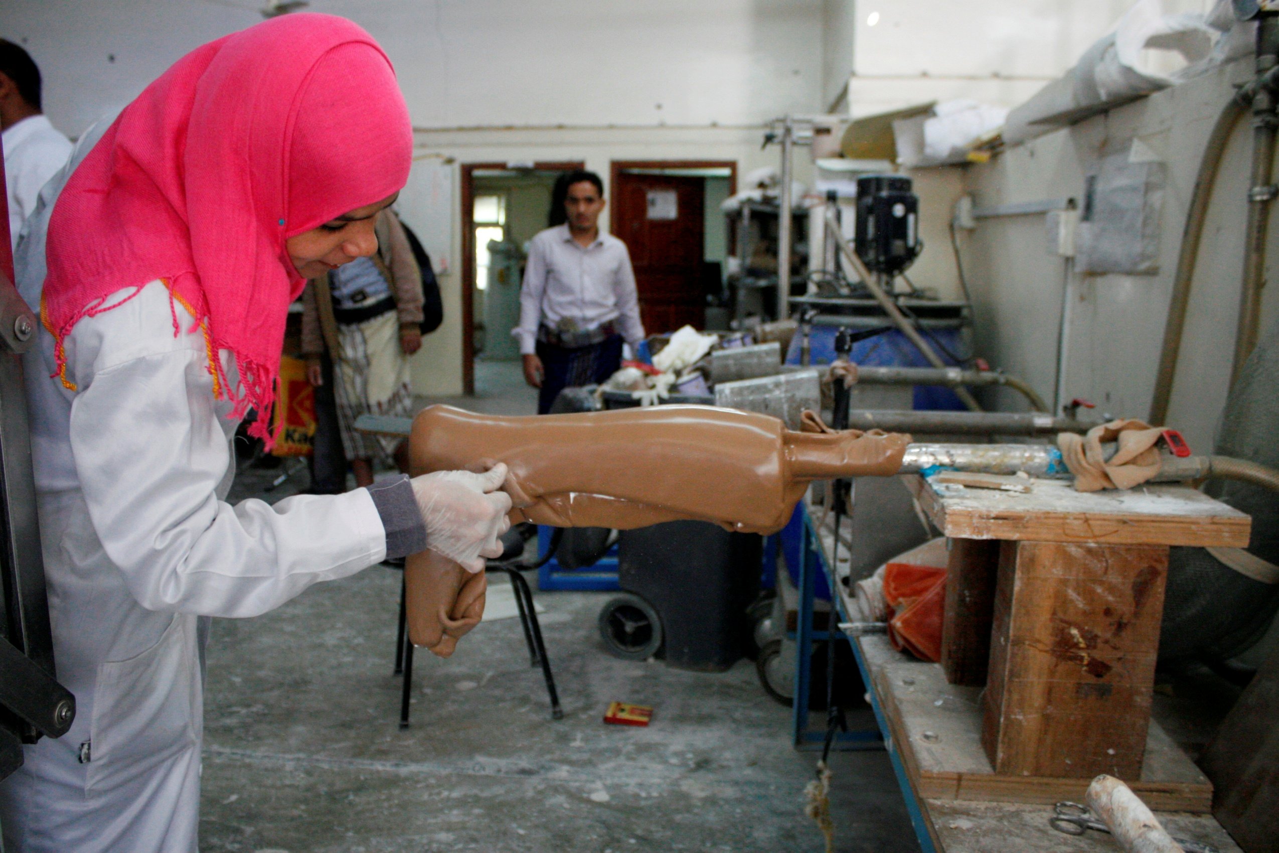 Un ouvrier prépare une jambe artificielle dans un centre de prothèses à Ta’izz en 2017 (Reuters)