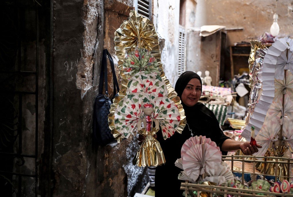 Une Égyptienne montre ses décorations faites main pour marquer l’anniversaire du prophète au Caire (AFP)