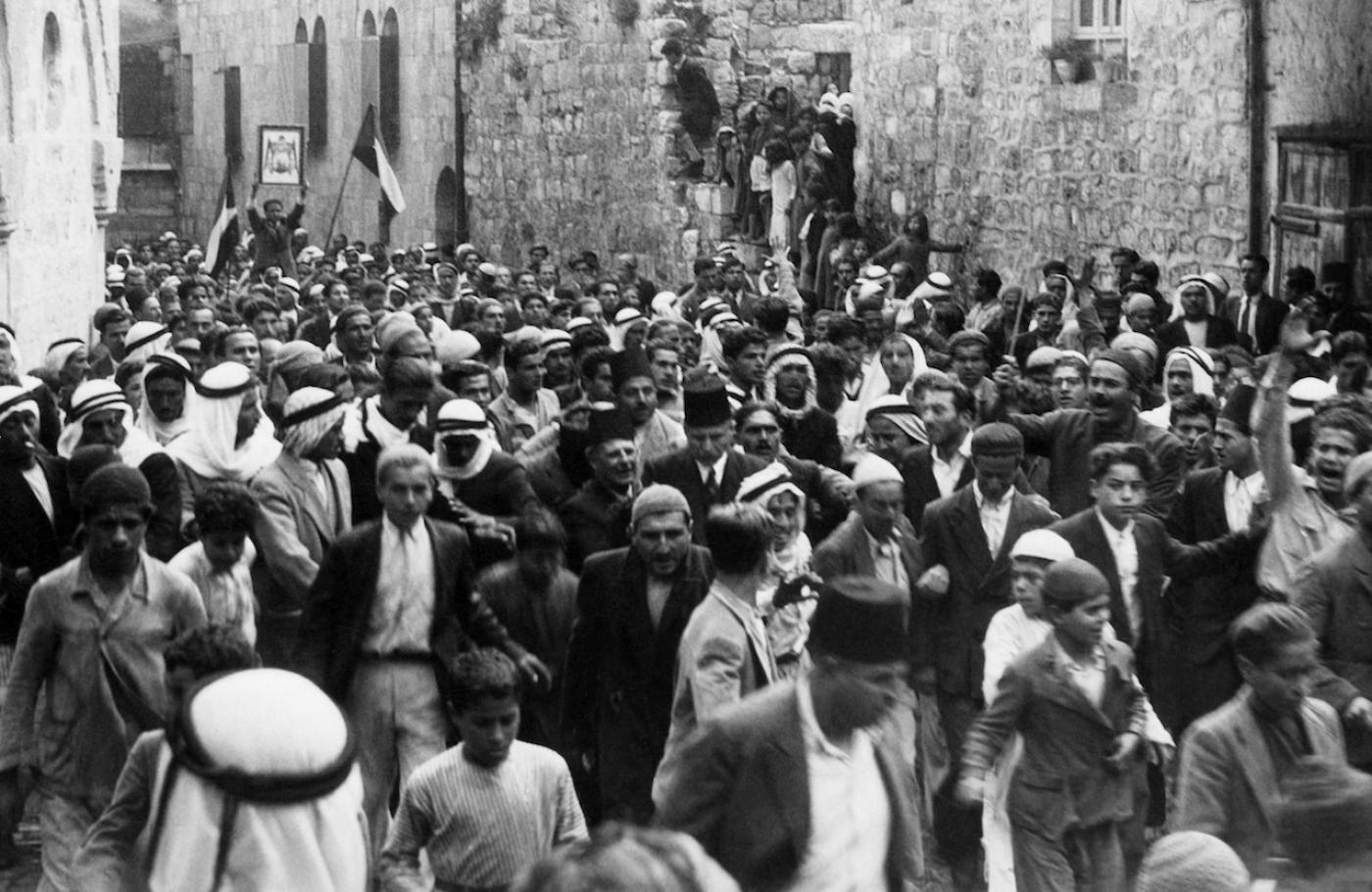 Une photo datée d’avant 1937 pendant le mandat britannique en Palestine montre des Arabes manifestant dans la vieille ville de Jérusalem contre l’immigration juive en Palestine (AFP)