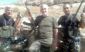 Adel El Zabayar pose avec une milice pro-Assad en 2011 (réseaux sociaux)