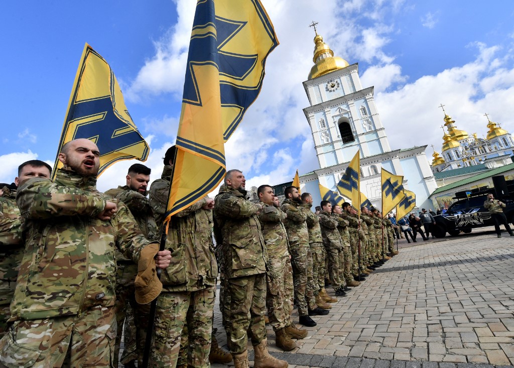 Des vétérans du régiment Azov, bataillon de volontaires d’extrême droite, participent à un rassemblement baptisé « Non à la capitulation », le 14 mars 2020 à Kyiv (AFP)