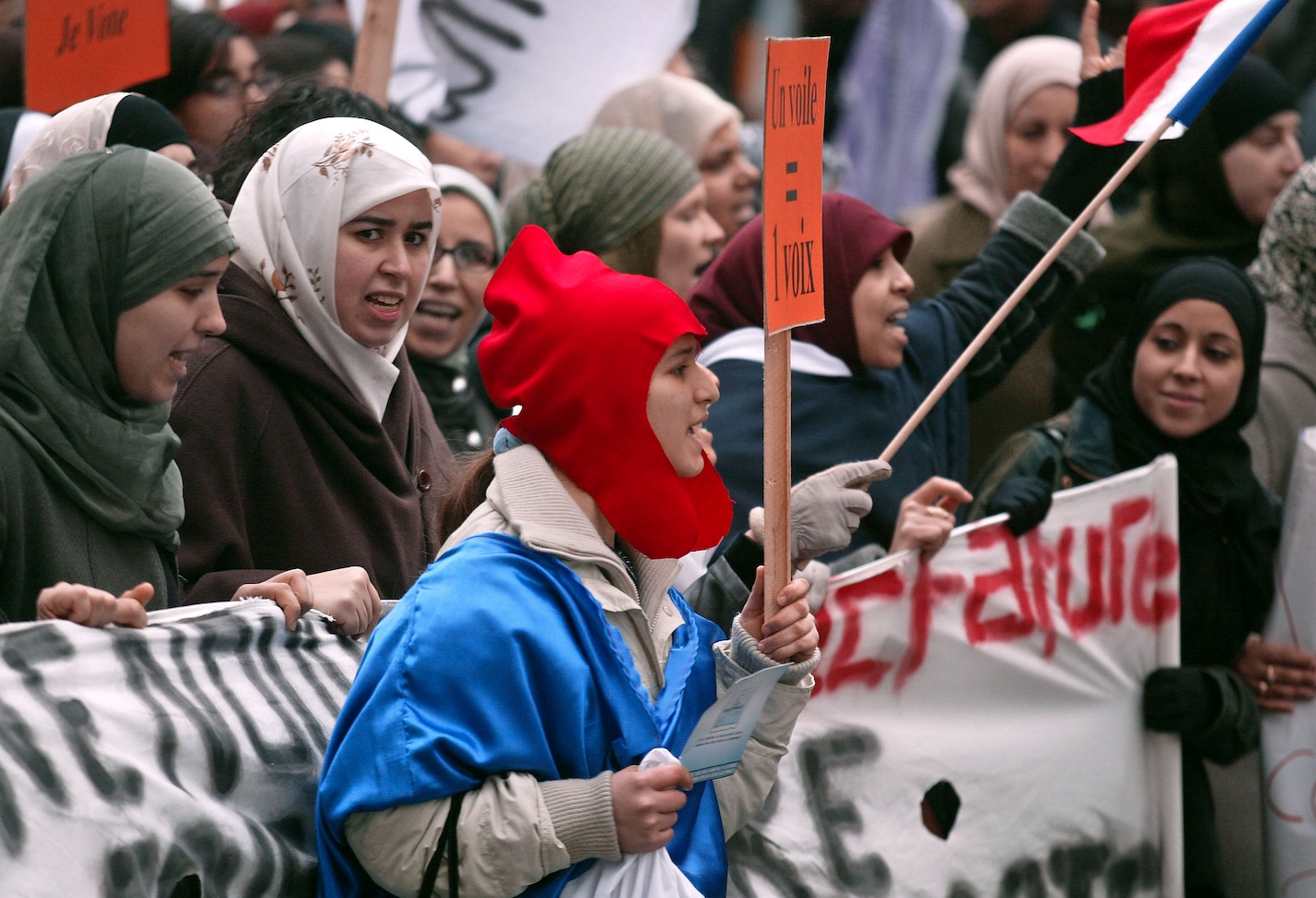 « À la suite des attentats […], le discours islamophobe et la répression antimusulmane ont été normalisés au sein même du gouvernement […]. Le contrôle du corps des femmes racisées redouble » Philippe Marlière – (AFP)