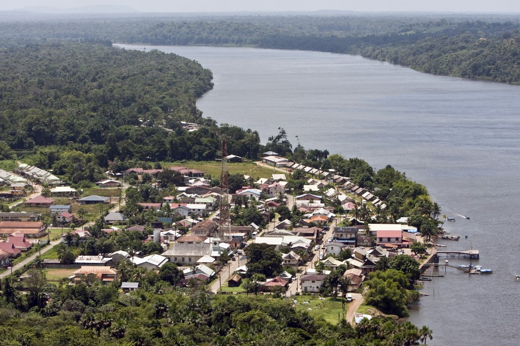 Vue aérienne prise le 23 juillet 2009 de la commune de Saint-Georges-de-l’Oyapock, au bord du fleuve frontière entre la Guyane et le Brésil que traversent en pirogue les réfugiés syriens (AFP)