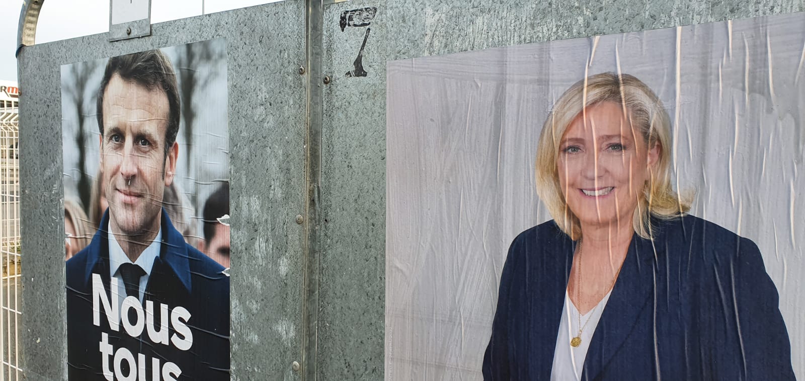 Affiches de campagne montrant Macron et Le Pen à Calais (MEE/Frank Andrews)