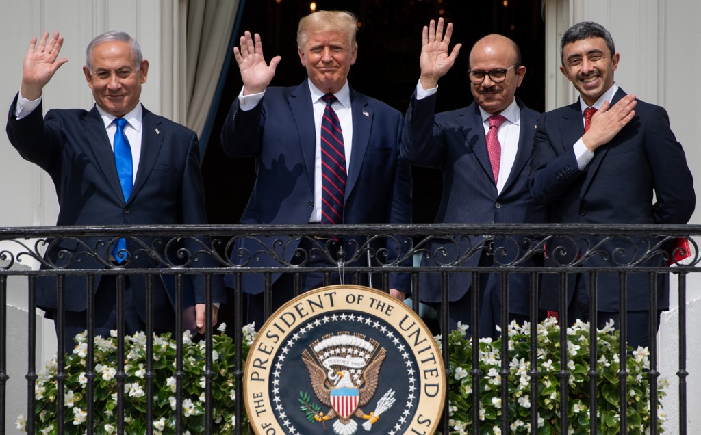 Israeli Prime Minister Benjamin Netanyahu, US President Donald Trump, and the foreign ministers of Bahrain and the UAE wave from the White House on 15 September (AFP)