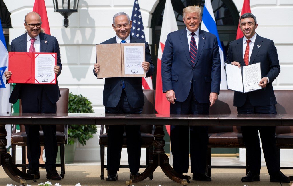Le ministre bahreïni des Affaires étrangères Abdullatif al-Zayani, le Premier ministre israélien Benyamin Netanyahou, le président américain Donald Trump et le ministre émirati des Affaires étrangères Abdallah ben Zayed signent les accords d’Abraham en 2020 (AFP)
