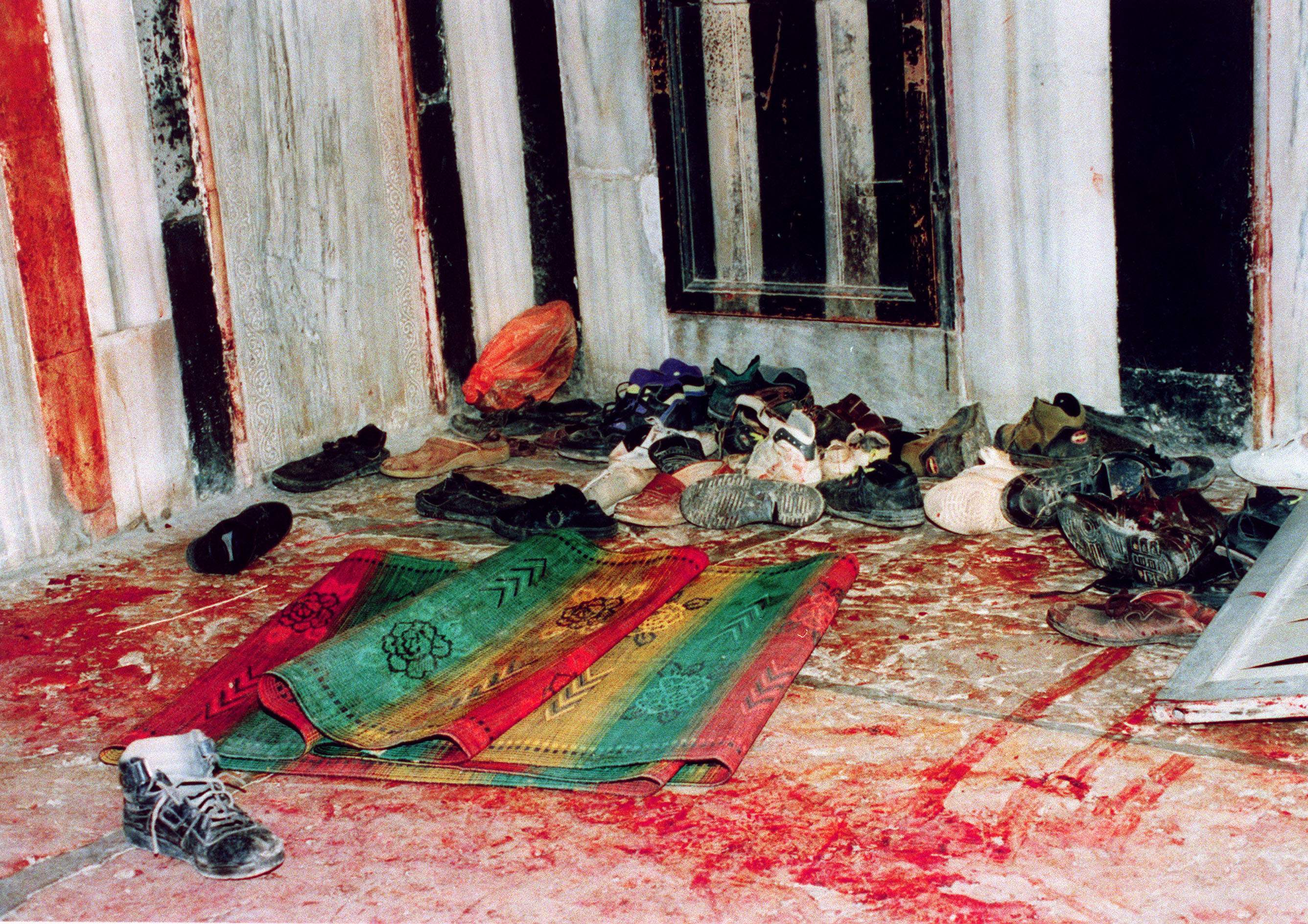 Photo prise à la suite du massacre de la mosquée d’Ibrahim à Hébron, le 25 février 1994 (AFP)
