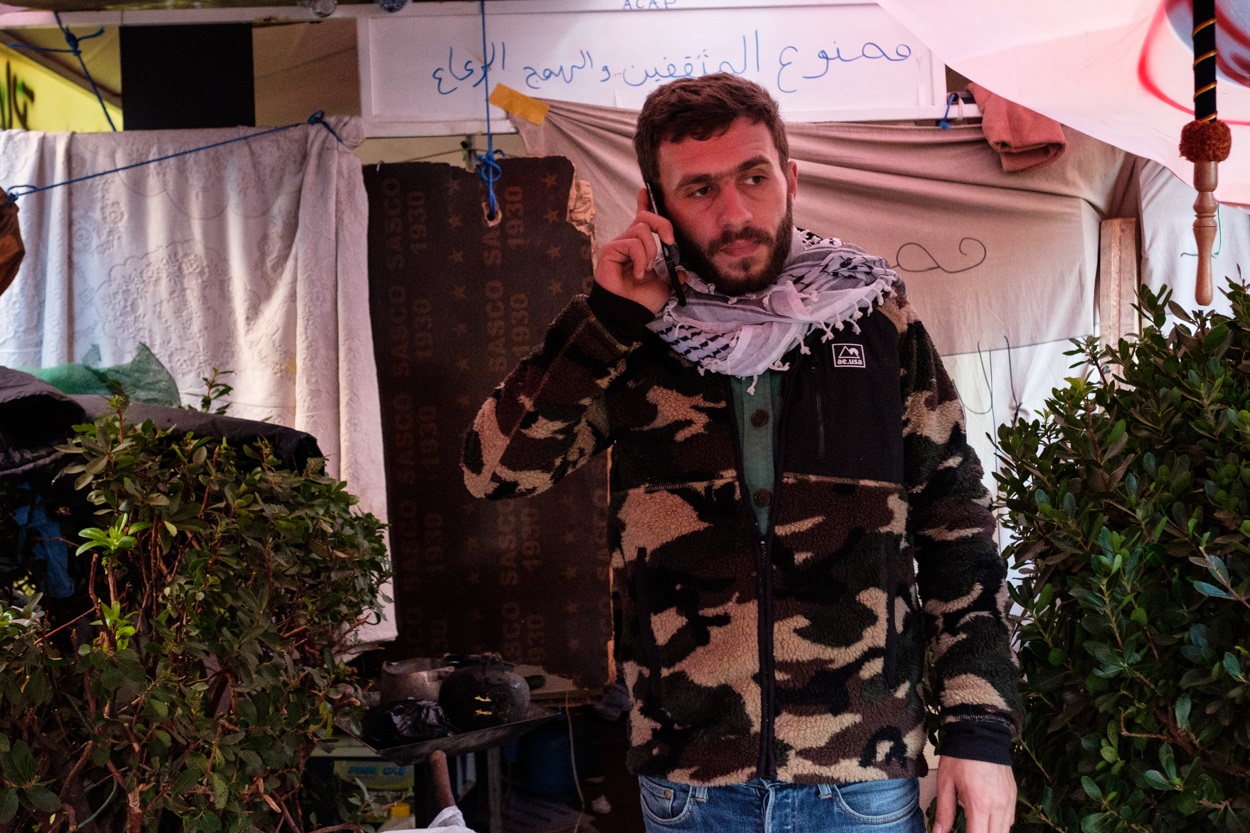Taher Zoabi, né d’une mère libanaise et d’un père palestinien, devant la tente qu’il partage avec un ami sur la place Riad al-Solh (MEE/Rita Kabalan)