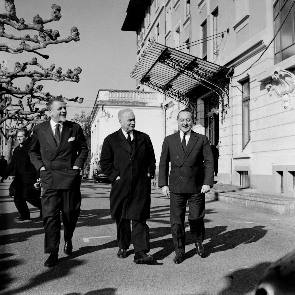 Le chef de la délégation française et ministre d’État chargé des Affaires algériennes Louis Joxe (au centre) entouré de Robert Buron (à gauche), ministre des Travaux publics et des Transports, et Jean de Broglie (à droite), secrétaire d’État chargé du Sahara et de l’Outre-mer, défile devant l’Hôtel du parc d’Évian le 16 mars 1962, deux jours avant la signature des accords d’Évian pour mettre fin à la guerre d’Algérie (AFP)
