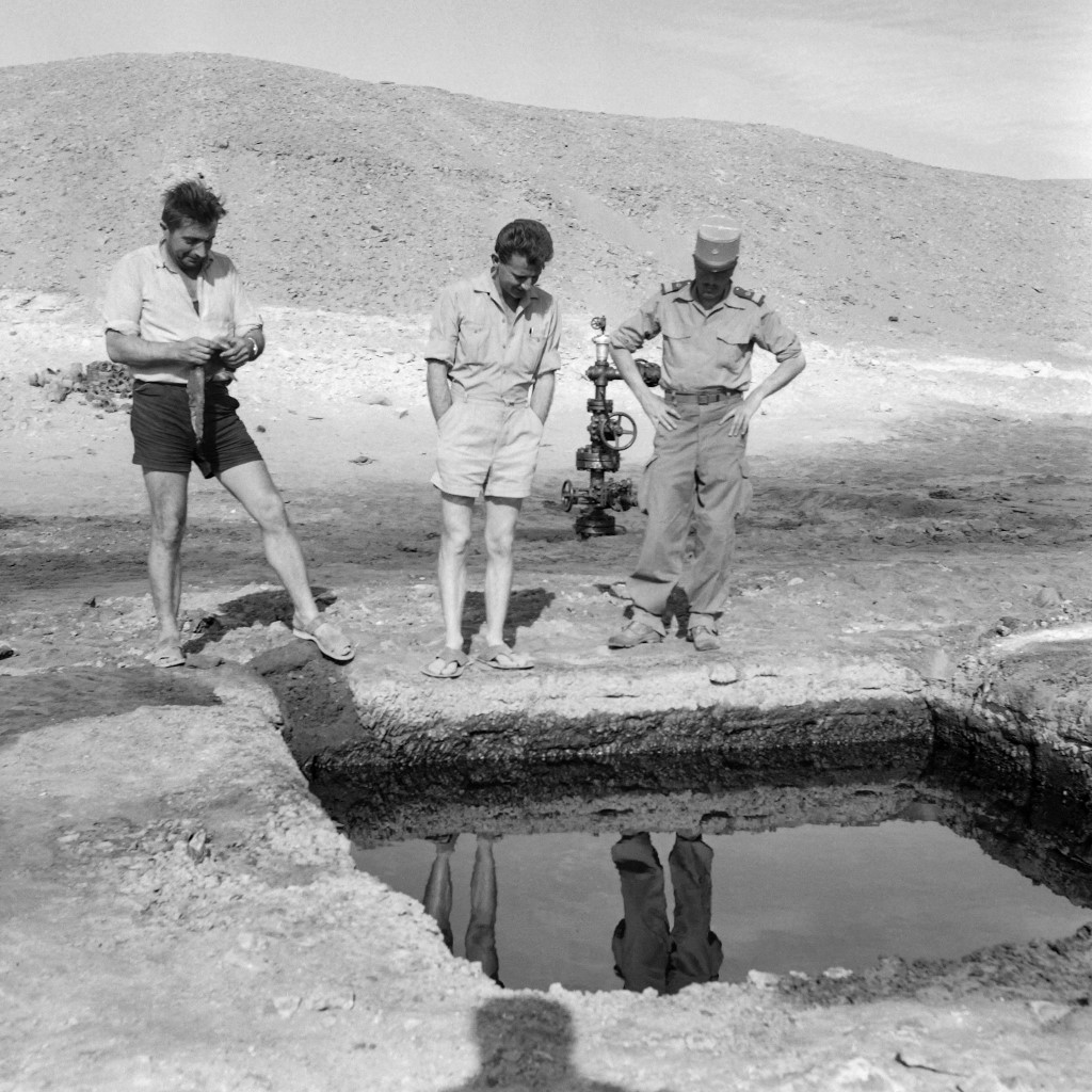 Des techniciens du Compagnie pour la recherche et l’exploitation du pétrole saharien (CREPS) près d’un puits à Edjeleh, à 250 km au sud d’In Salah, près de la frontière libyenne, le 29 mai 1956 (AFP/Pierre Bonnin)