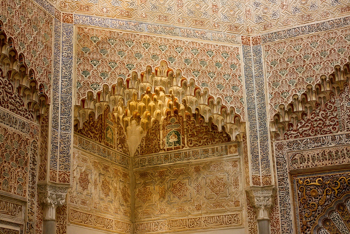 Le palais et la forteresse de l’Alhambra ont été construits en bois, permettant à l’artiste et à l’architecte d’incorporer des arabesques et des versets coraniques (Zirraar Ali)