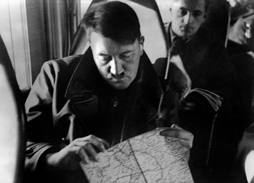 Adolf Hitler examinant une carte avec, en arrière-plan, le gouverneur Hans Frank, photo non datée (AFP)
