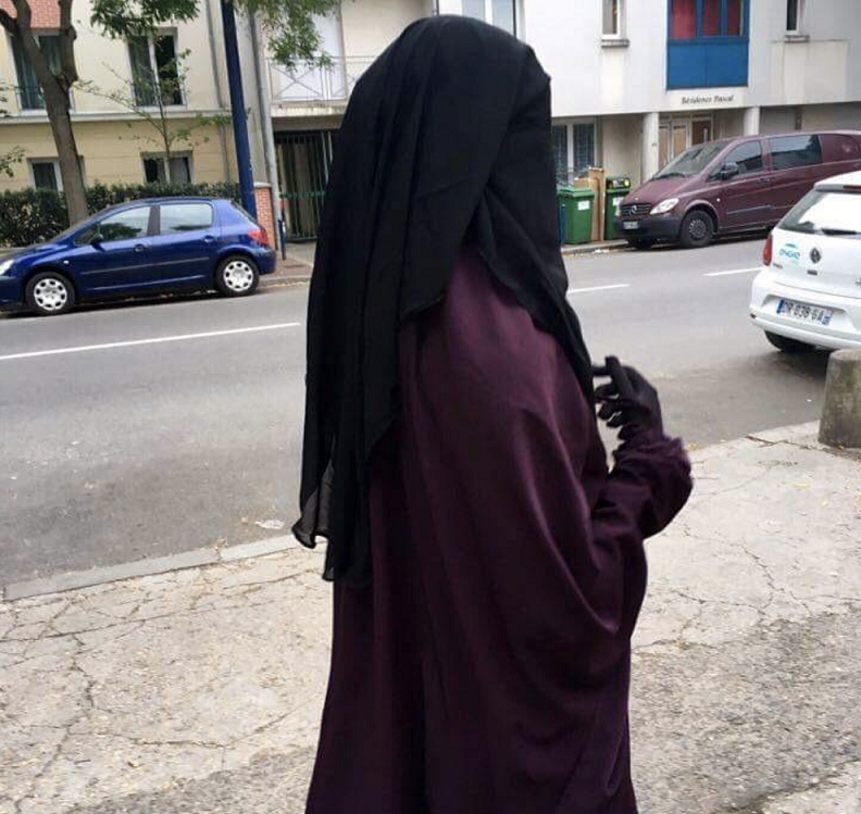 Amel en 2016 dans une rue près de chez elle avant son arrestation début 2017 (avec son autorisation)