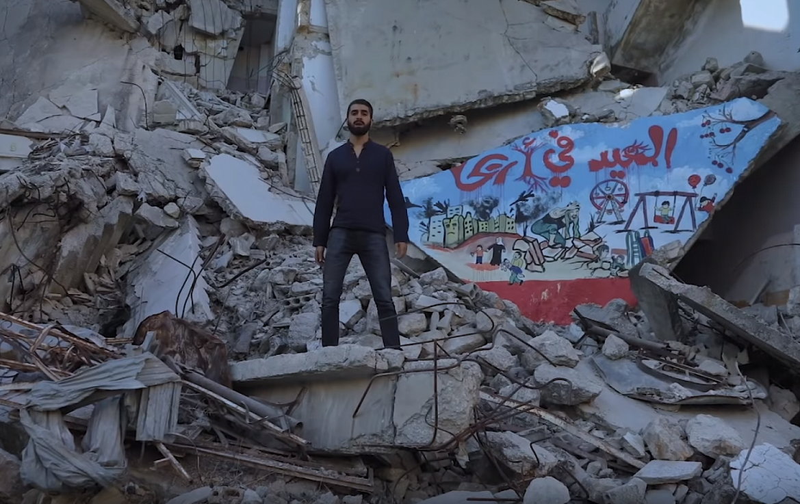Dans la vidéo, Almuarri rappe au milieu des ruines bombardées d’Idleb (capture d’écran)