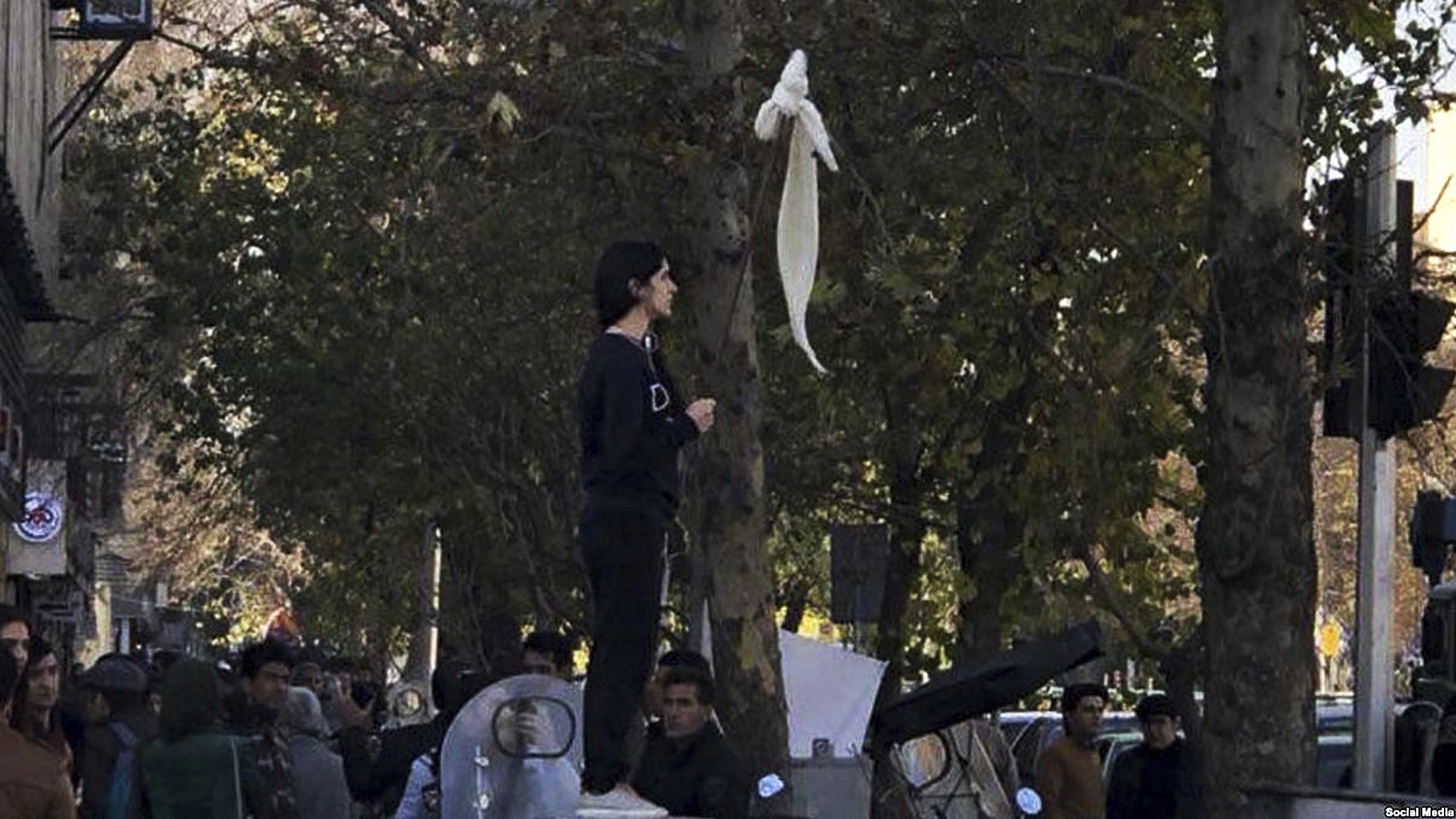 L’Iranienne Vida Movahed, protestant contre le port obligatoire du hijab dans une rue très fréquentée de Téhéran, a provoqué une vague de mobilisation contre l’obligation du voile (AP)