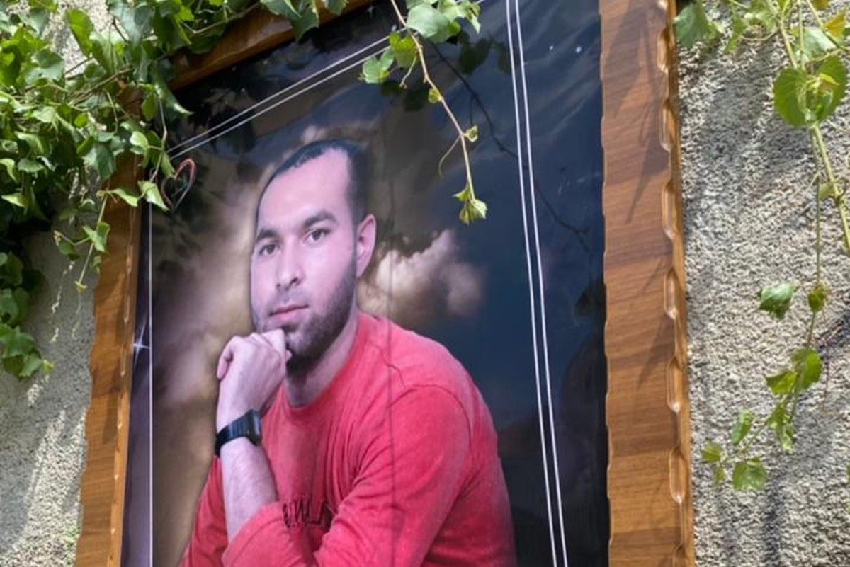 Portrait d’Ayham Kamanji à son domicile familial dans le village de Kafr Dan, près de Jénine, dans le nord de la Cisjordanie occupée, le 7 septembre 2021 (MEE/Shatha Hanaysha)