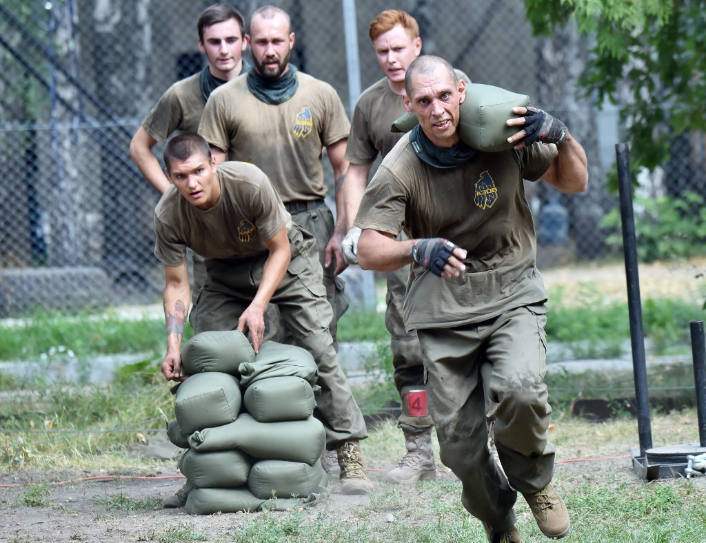 Les recrues du bataillon Azov participent à une compétition à Kiev (Ukraine) en 2015 (AFP)