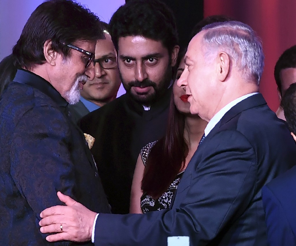 Indian Bollywood actor Amitabh Bachchan (L) speaks with Israeli Prime Minister Benjamin Netanyahu at the Shalom Bollywood event in Mumbai on January 18, 2018.