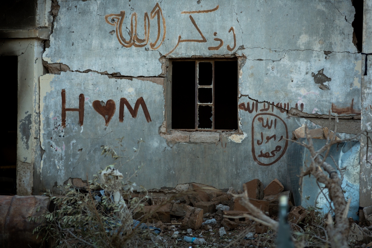 Les graffitis montrent l’étrange contraste de la guerre : un logo de l’EI à côté d’un mot d’amour (MEE/Thea Pedersen)