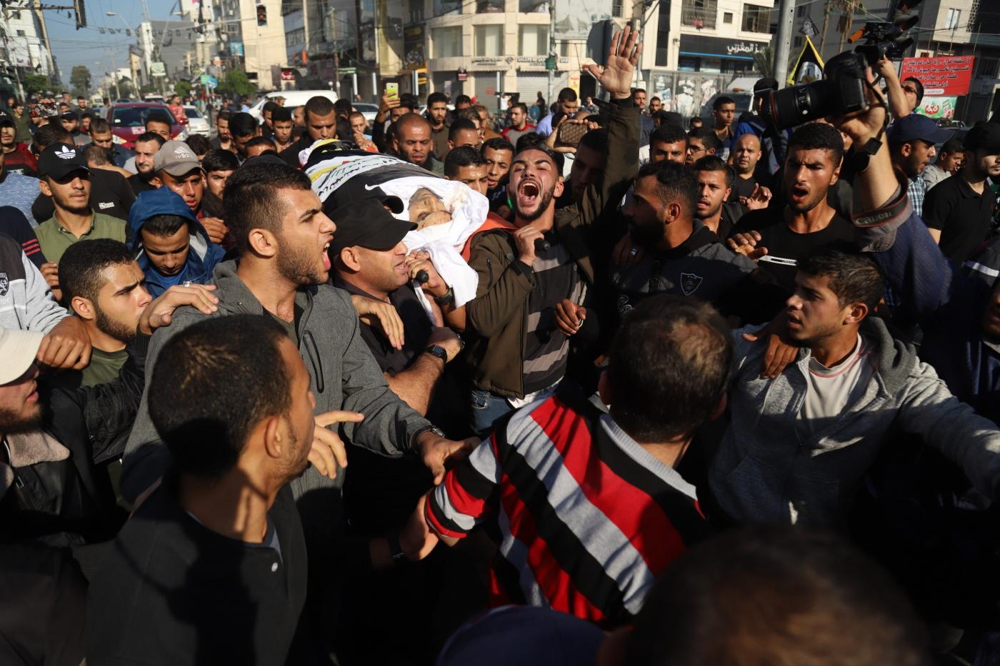 Des Palestiniens portent le corps de Bahaa Abou al-Atta lors de son cortège funèbre dans la bande de Gaza le 12 novembre 2019 (MEE/Sanad Abu Latefa)
