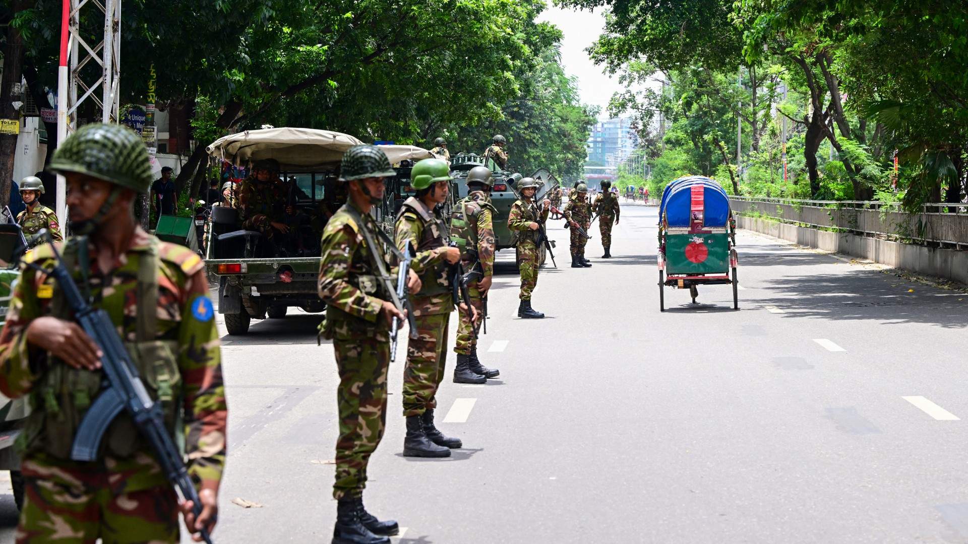 Bangladeshi soldiers stand guard along a street during a curfew amid the anti-quota protests, in Dhaka on July 23, 2024. The number of arrests in days of violence in Bangladesh passed the 2,500 mark in an AFP tally on July 23, after protests over employment quotas sparked widespread unrest. Munir UZ ZAMAN / AFP