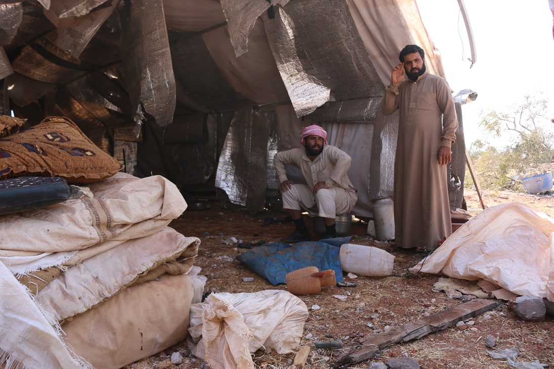 À l’intérieur d’une des tentes où des Syriens, déplacés d’autres régions du pays, vivent en bordure de Barisha (MEE/Mustafa Dahnon)