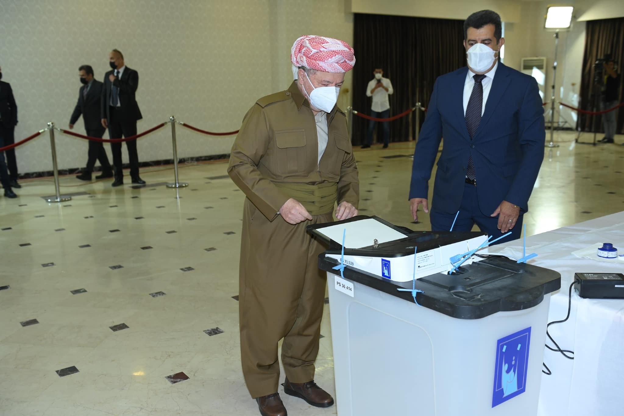Former Kurdistan Regional Government (KRG) president and leader of the Kurdistan Democratic Party (KDP) Massoud Barzani casts his vote in Erbil province (Barzani Headquarters)