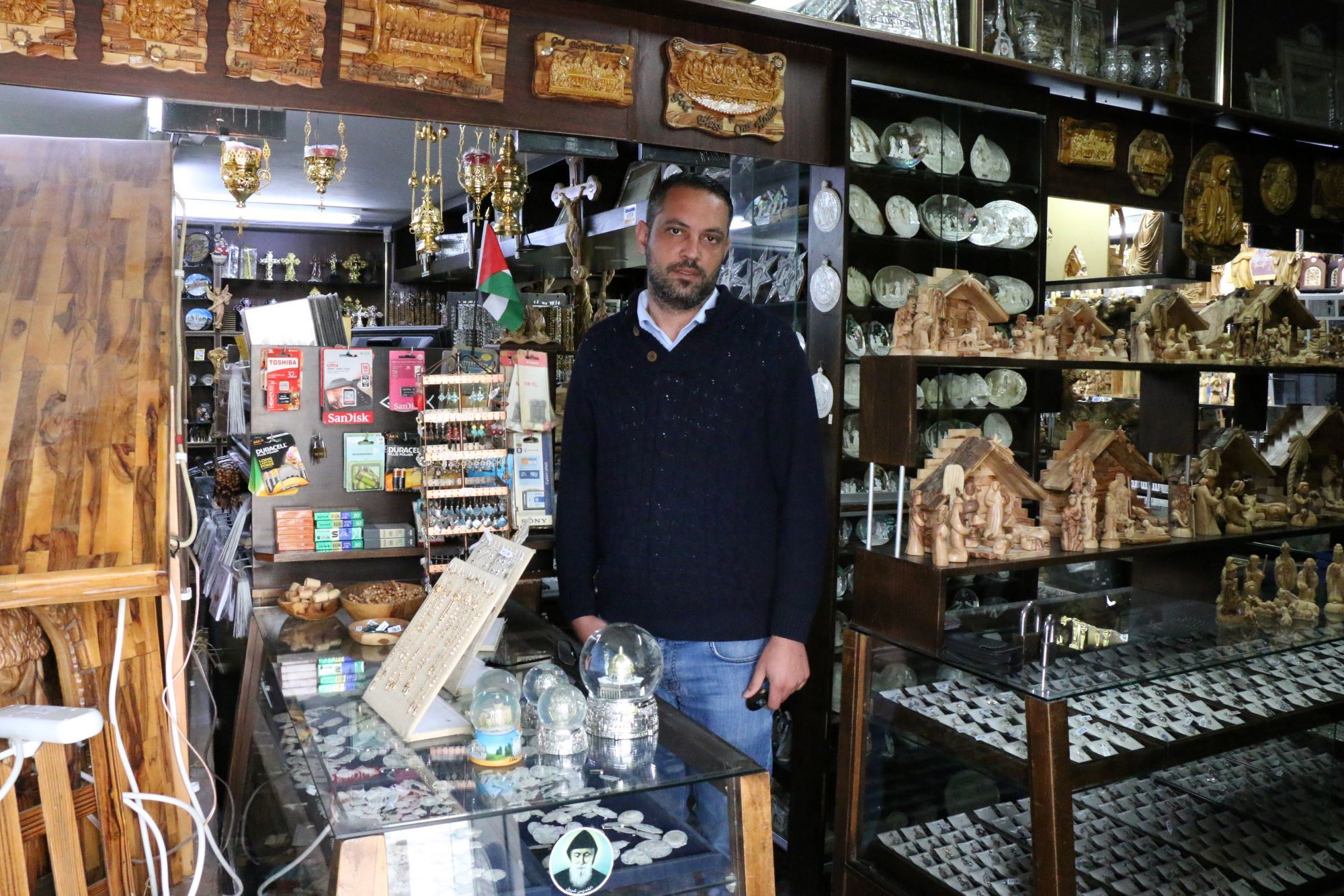 La boutique de Nabil Giacaman est désertée à cause du confinement dû au coronavirus à Bethléem (MEE/Akram al-Waara)