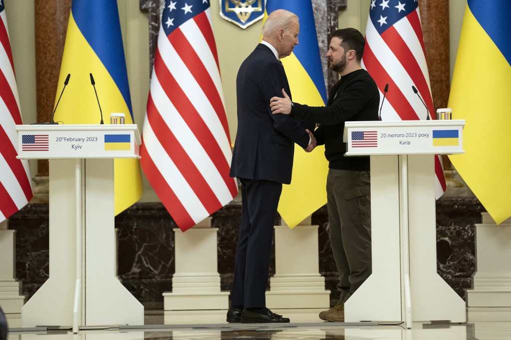 US President Joe Biden (L) speaks with Ukrainian President Volodymyr Zelensky (R) as they attend a joint press conference in Kyiv, on February 20, 2023. 