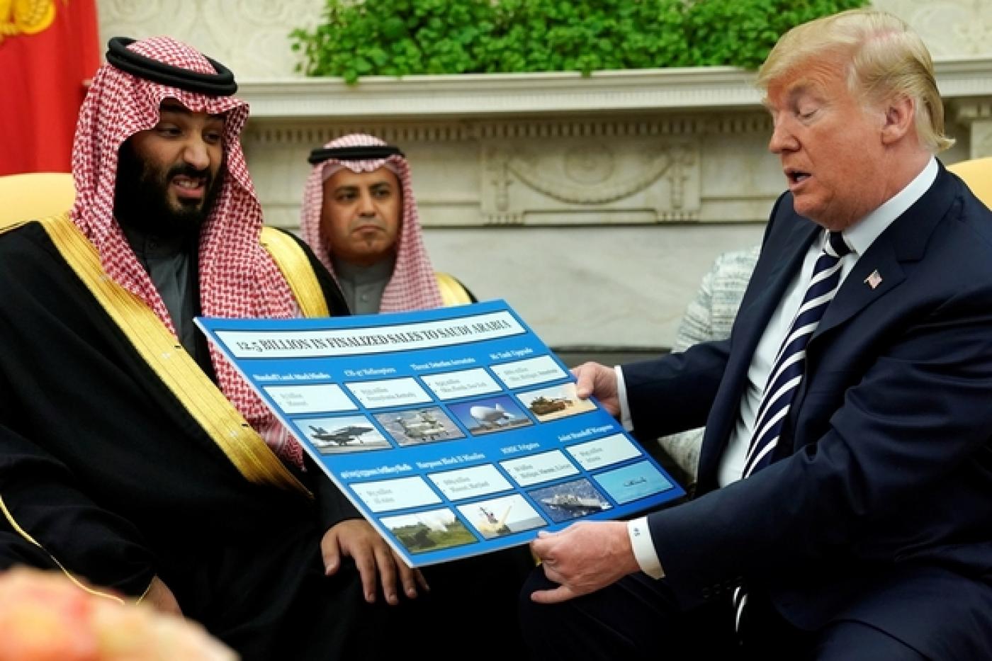 Le président américain Donald Trump montre un tableau des ventes d’armes au prince héritier saoudien Mohammed ben Salmane à la Maison Blanche le 20 mars (Reuters)