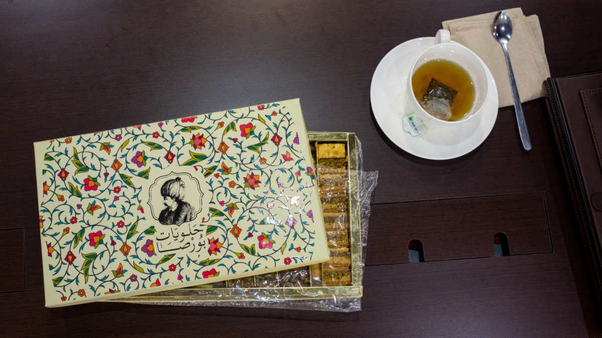 Une boîte ornée de calligraphies arabes et remplie de pâtisseries arabes traditionnelles est posée sur le bureau de Susana Muhamad (MEE/Antón Alexander López)