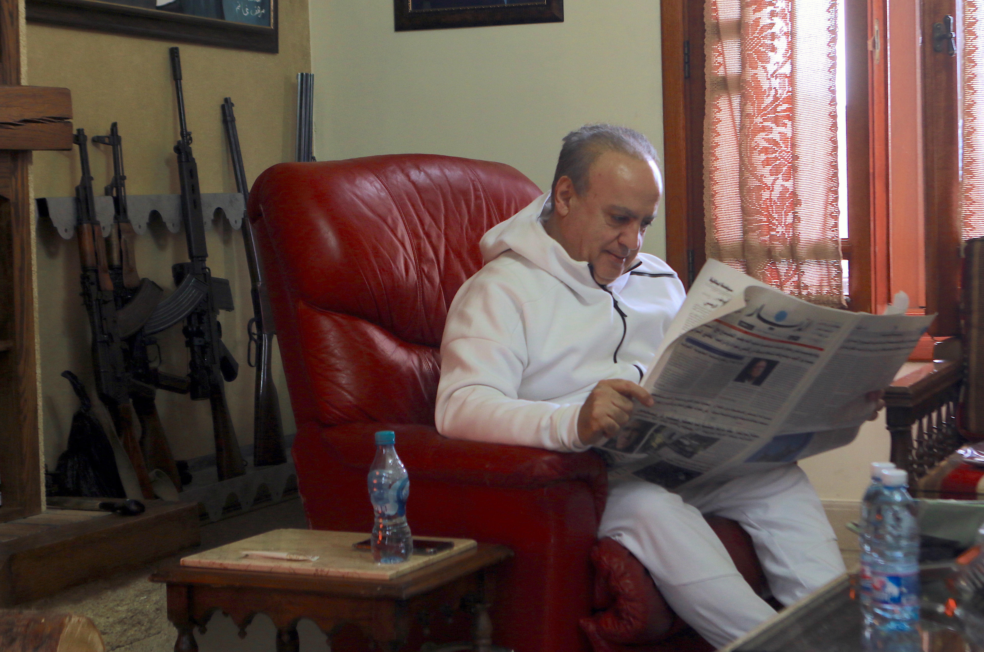 Wiam Wahhab lit un journal libanais à son domicile à Jahlieh (MEE/Michal Kranz)
