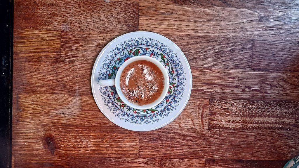 Une tasse de café turc, avec une couche de mousse appelée « visage » (Wikimedia)