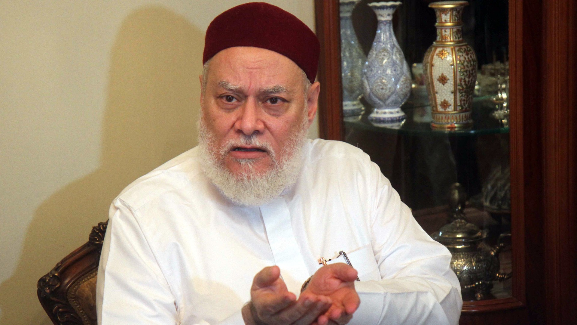 Former Egyptian mufti Ali Gomaa speaks to reporters at his home in Cairo's October 6 suburb on August 5, 2016 following a shooting that targeted him at the Fadil mosque.