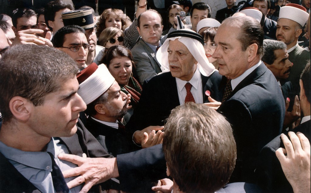 L’ancien président français Jacques Chirac repousse un officier de sécurité israélien en protestant contre la sécurité étroite à Jérusalem en 1996 (AFP)