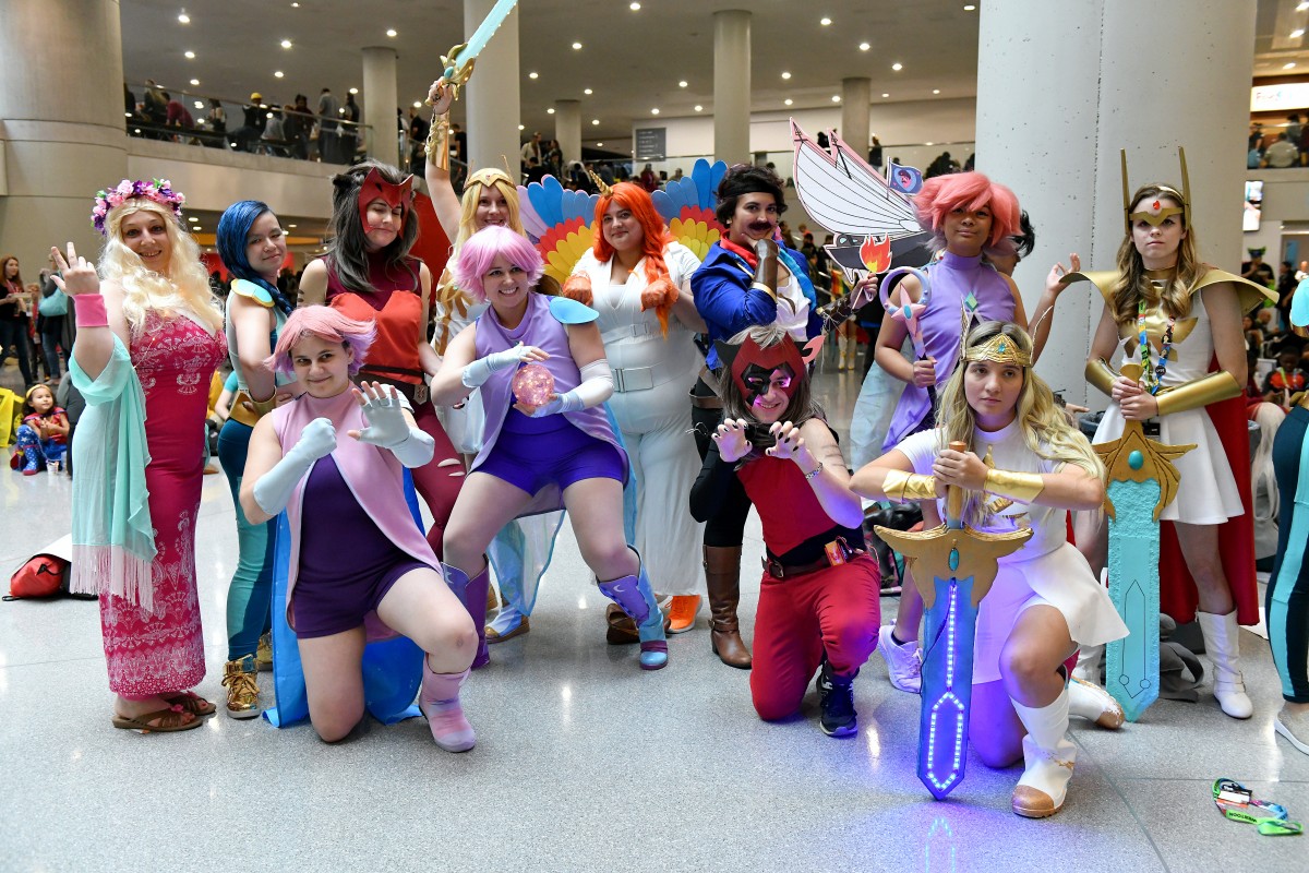 Un groupe de cosplayeurs, vêtus en personnage de She-Ra, posent pendant le Comic-Con de New York en 2019 (AFP)