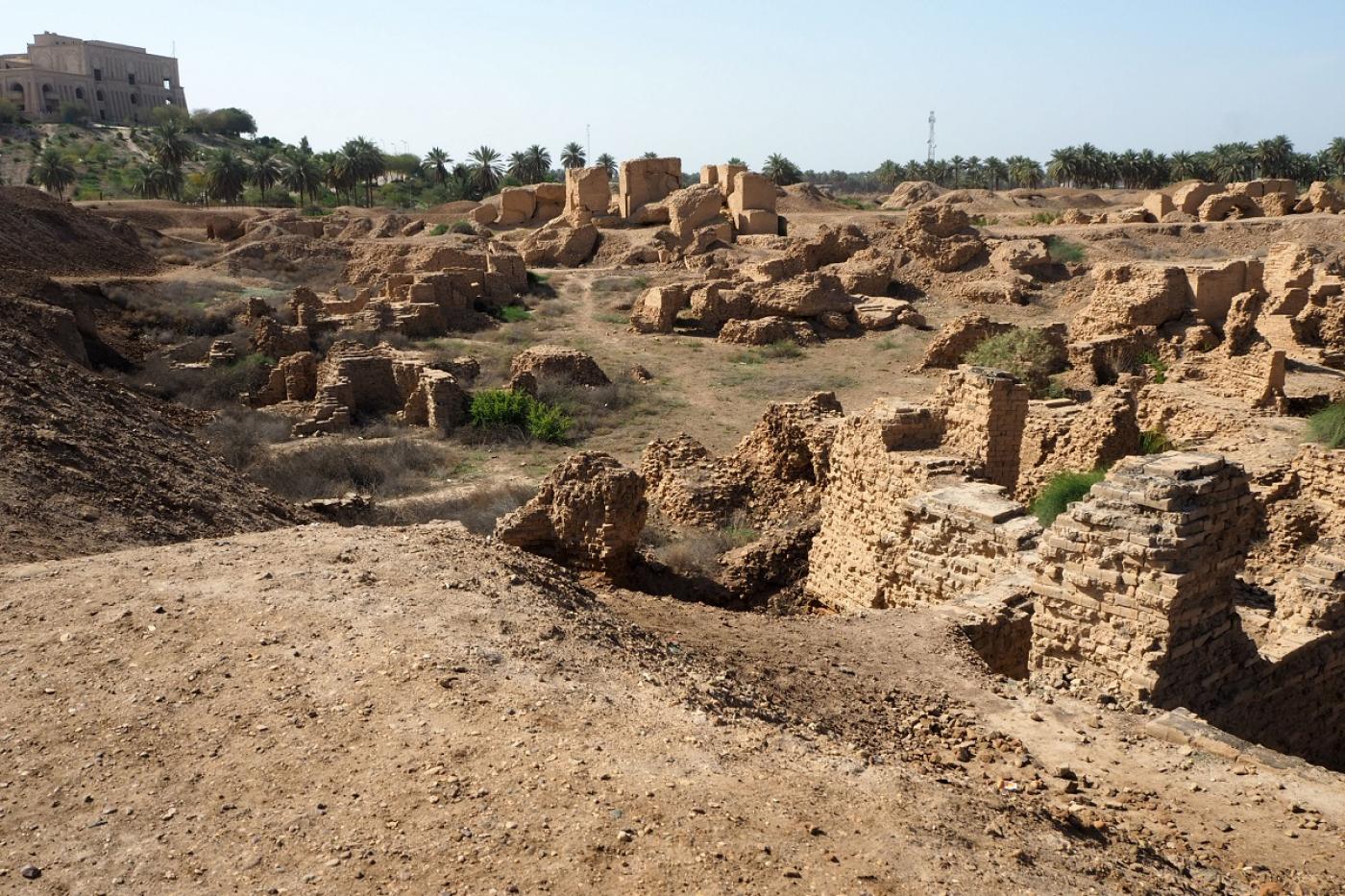 Les fondations originales de Babylone sont encore visibles : notez le palais d’été de Saddam Hussein en haut à gauche (MEE/Tom Westcott)