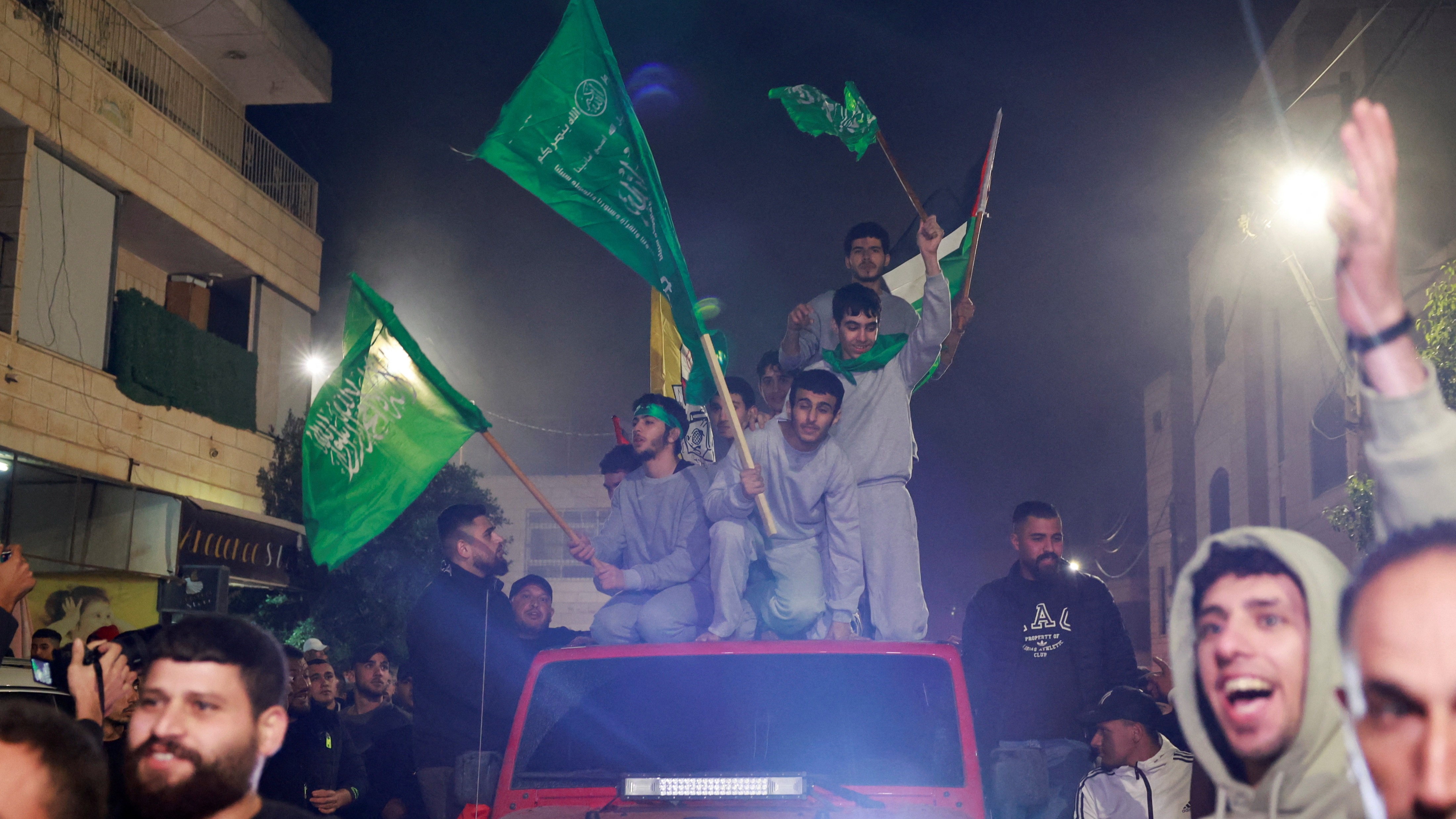 Palestinina prisoners holding flags 