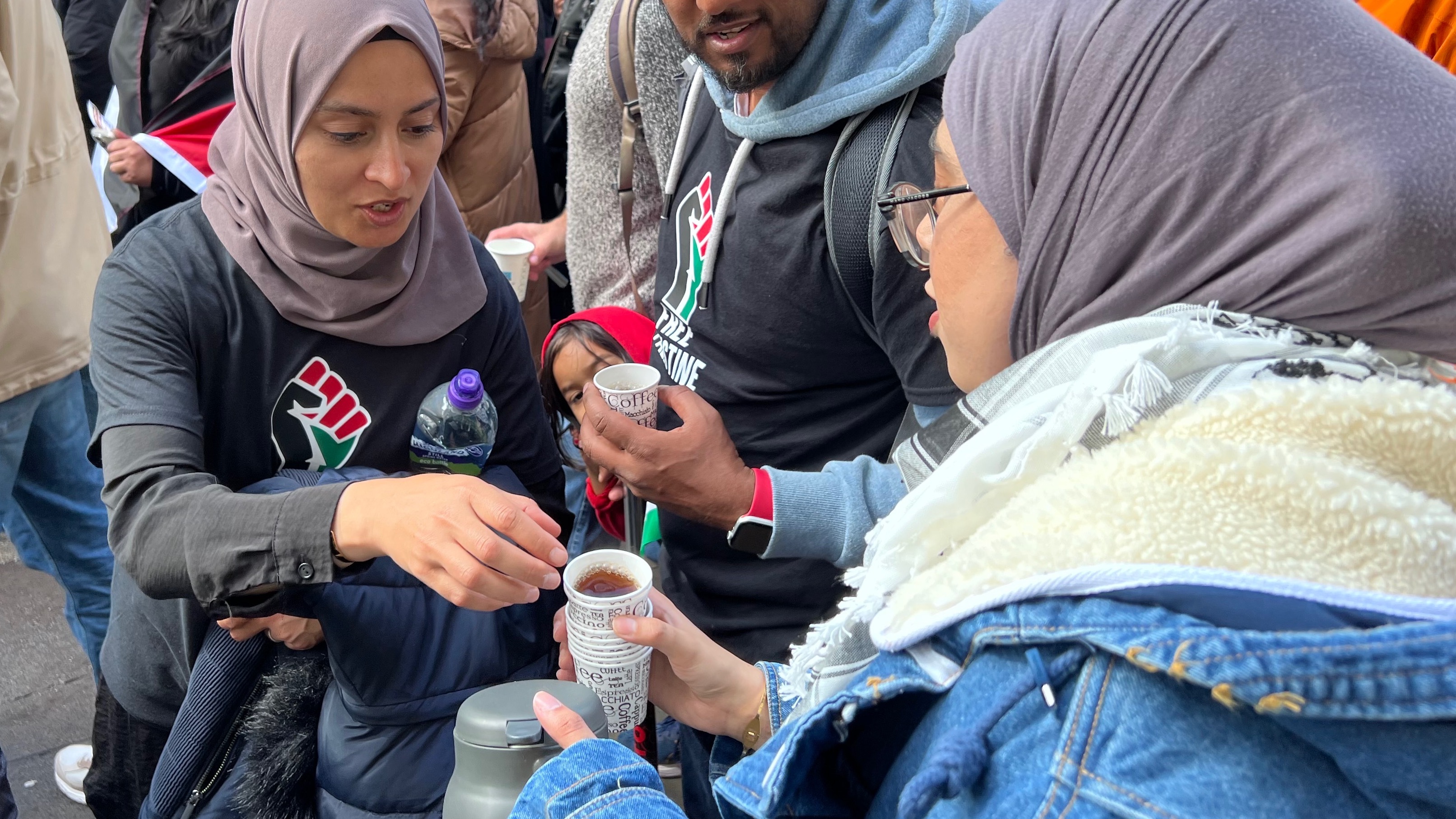 Amira handed out cups of tea to protestors in London during the pro-Palestine March (MEE/Areeb Ullah)
