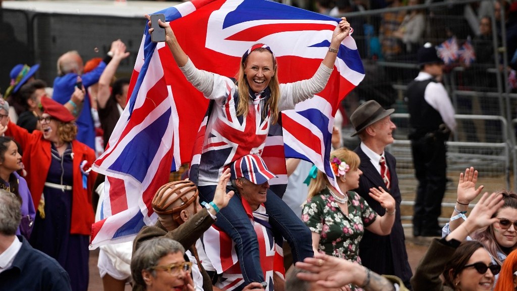 Crowds celebrate the Platinum Jubilee in London on 5 June 2022 (AFP)