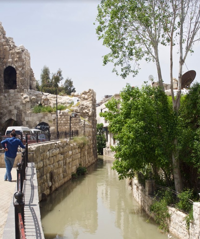 La rivière Barada traverse la vieille ville de Damas (MEE/Alex Ray)
