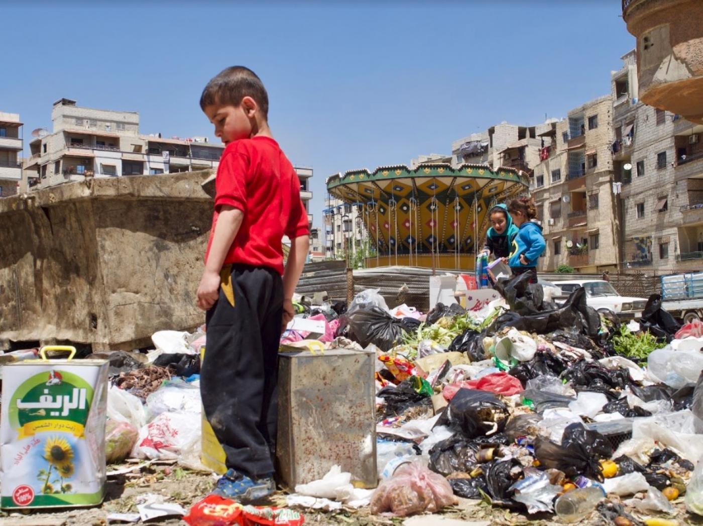 Des enfants de la banlieue de Jaramana, dans l’est de Damas, tentent de gagner un peu d’argent pour leurs familles en cherchant des matériaux recyclables à revendre (MEE/Alex Ray)