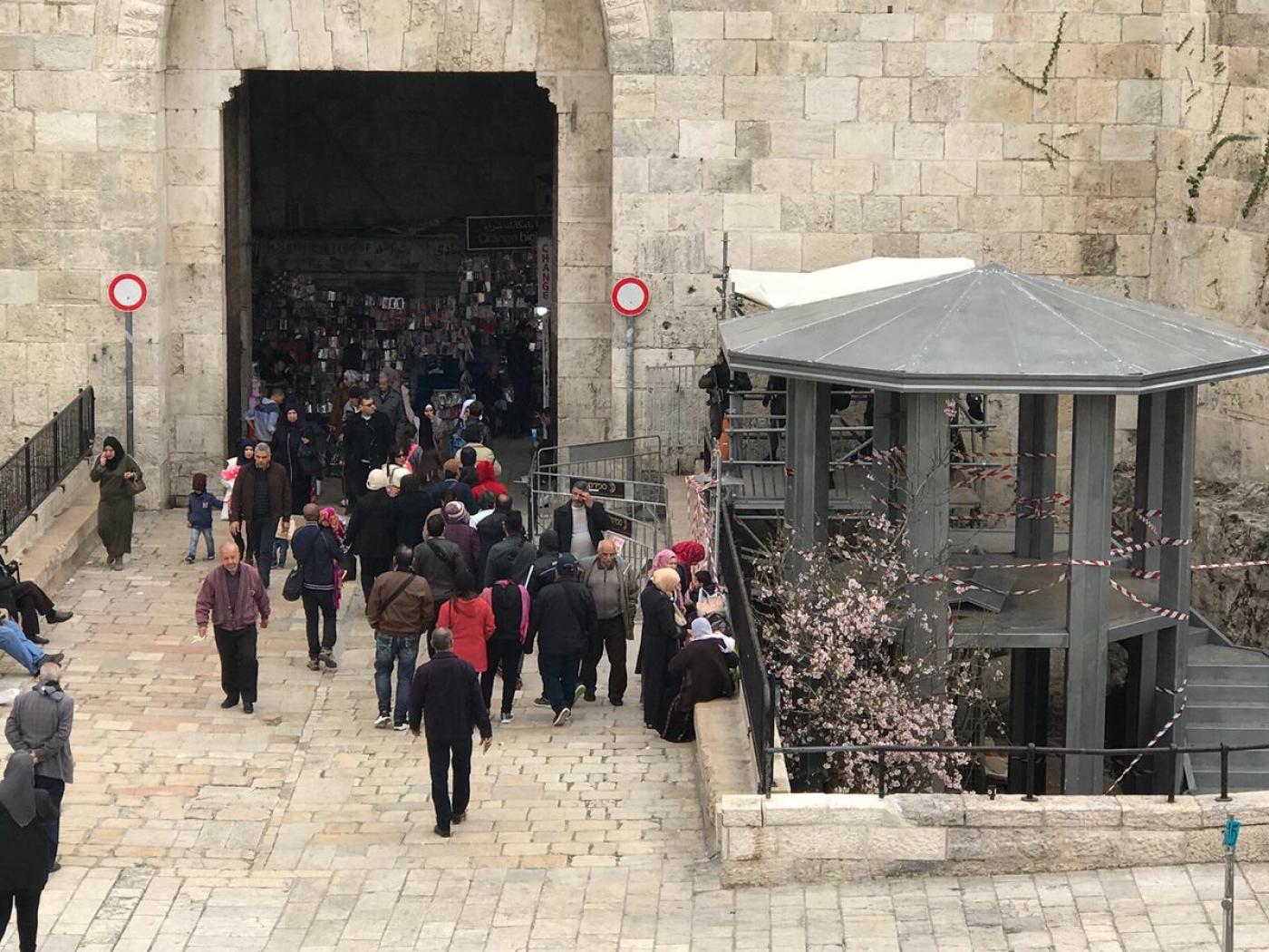 Une tour de sécurité érigée à l’entrée de la porte de Damas dans la vieille ville (Twitter @ThisIsAlquds)