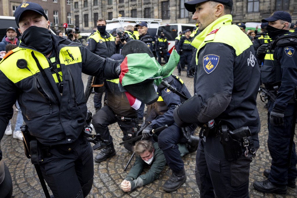 Dutch police clear a pro-Palestine protest in Dam Square, Amsterdam,10 November 2024 (Robin van Lonkhuijsen/AFP)