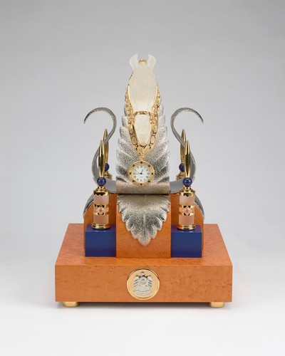 Une tête de cheval de quartz avec une petite horloge offerte à Elizabeth II par le président des Émirats arabes unis, Khalifa ben Zayed, en 2010 (Royal Collection Trust)