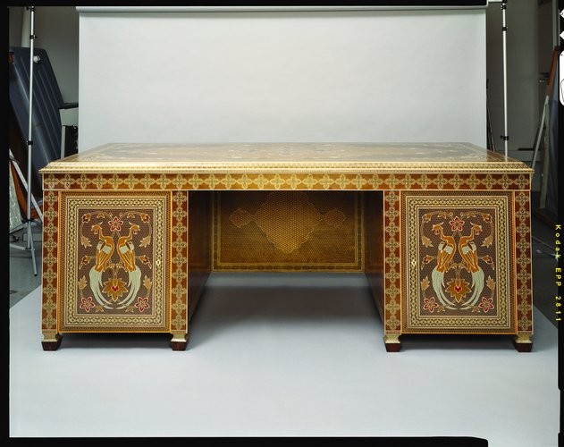 Bureau incrusté de mosaïque (de style sadeli) en bois divers offert par le shah d’Iran à la reine Elizabeth II en 1961 (Royal Collection Trust)