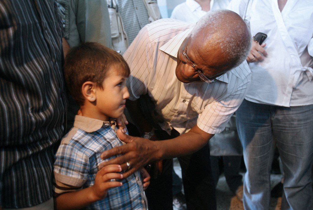 Desmond Tutu s’adresse à un enfant de la famille al-Asamneh à Beit Hanoun, dans le nord de la bande de Gaza, le 28 mai 2008 (AFP)