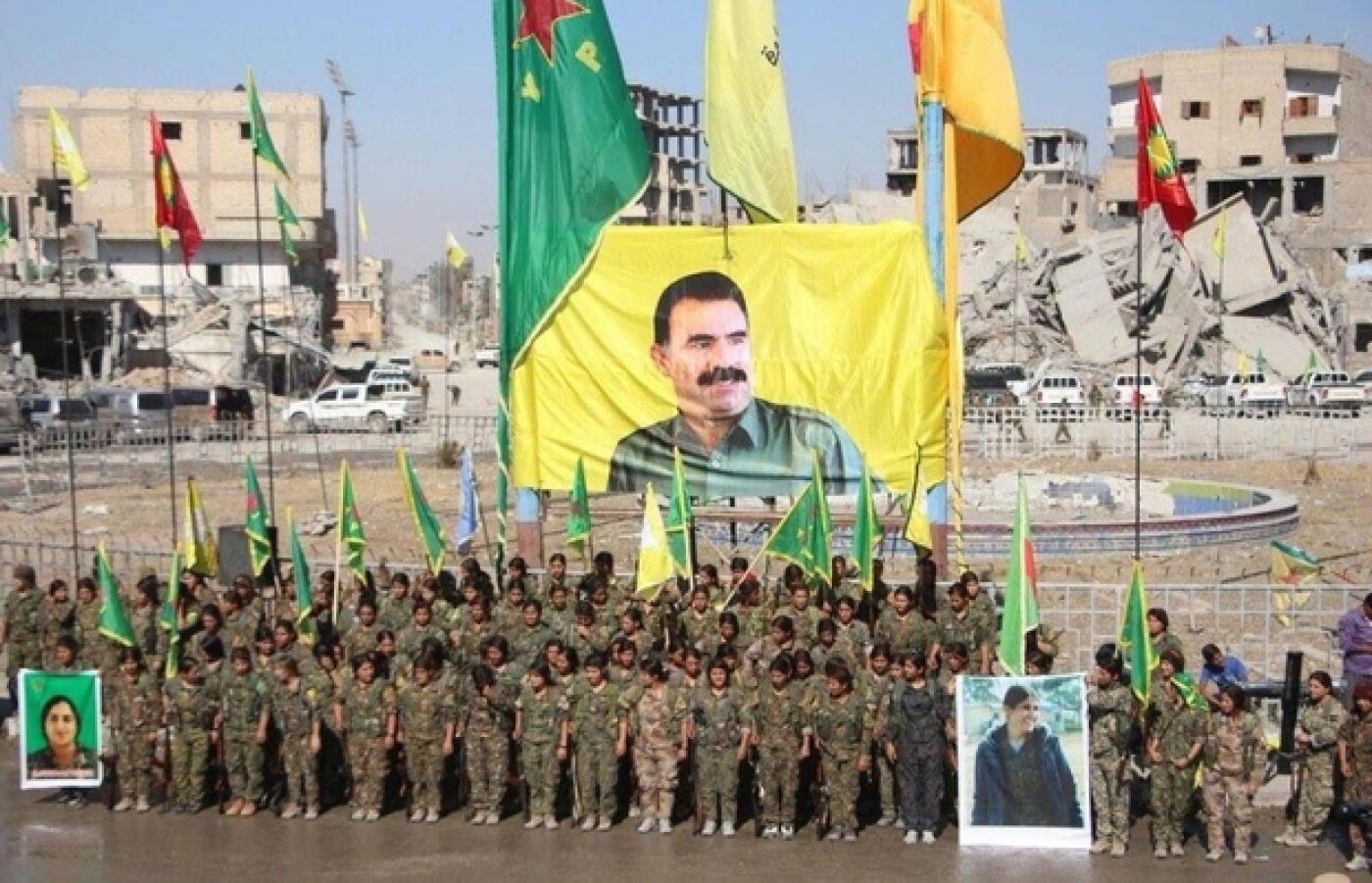 Portrait d’Öcalan exhibé en plein centre de Raqqa (Syrie) après la reprise de la ville des mains du groupe État islamique (capture d’écran)