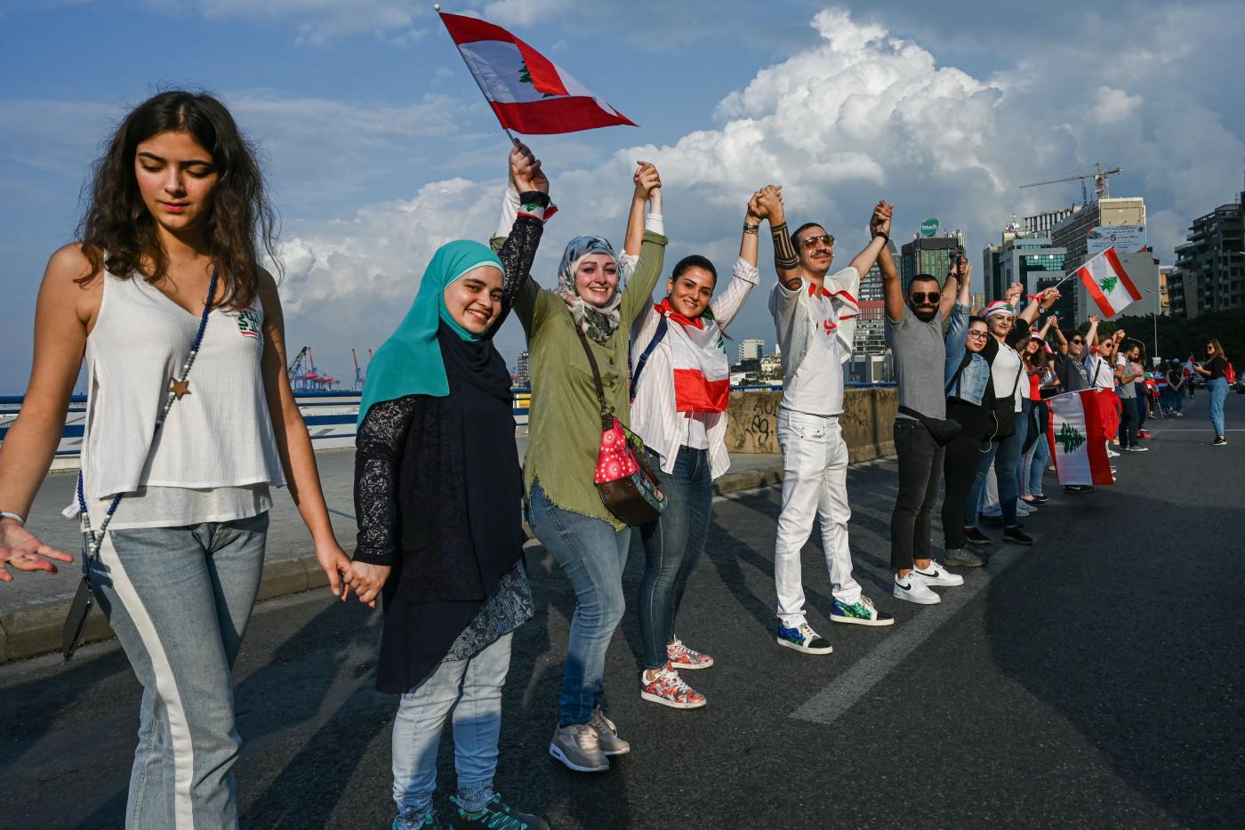 Des manifestants forment une chaîne humaine à travers le Liban le 27 octobre (MEE/Finbar Anderson)